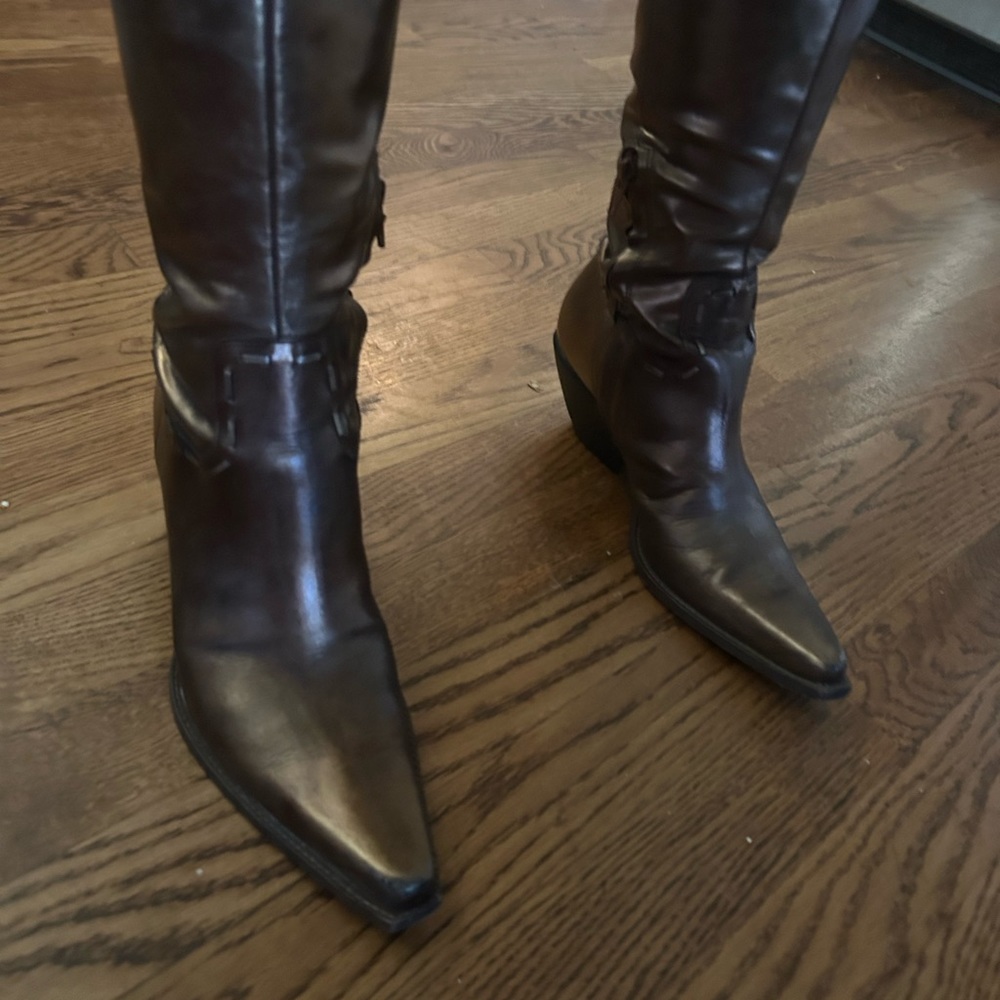 7.5 Bronze Luxury Cow girl boot.Brand BCB Boot used. Good shape.